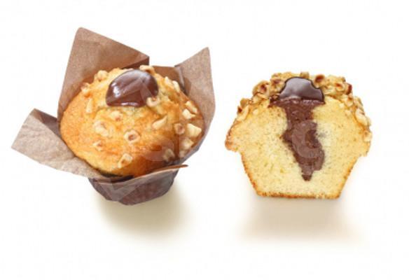 Muffin s příchutí vanilky plněný a zdobený líškovými oříšky - dopečeno