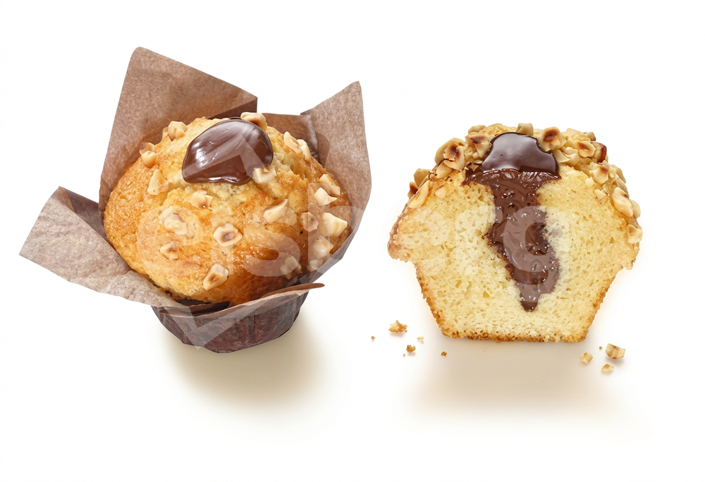 Muffin s příchutí vanilky plněný a zdobený lískovými oříšky - dopečeno