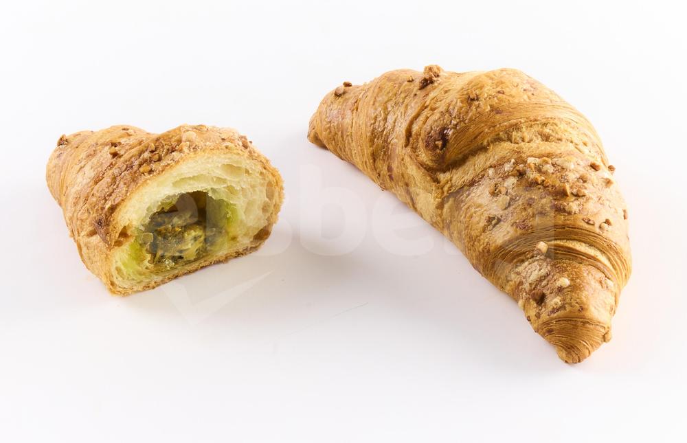 Máslový croissant s pistáciovou náplní